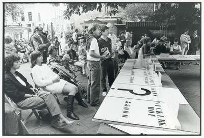 109312 Afbeelding van het Politieke Monopolyspel op het plein van de dependance van het Gemeentelijk Catharijne College ...